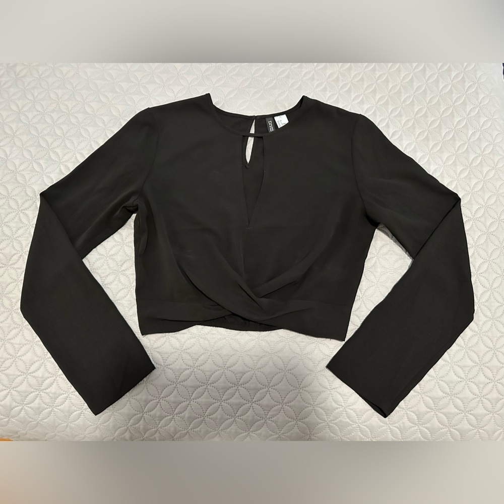 3 for $22 ⭐️ H&M Divided Twist Front Top